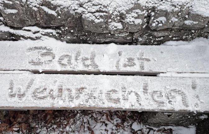 „Bald ist Weihnachten“, war bei Schloss Kaltenstein in Vaihingen vor Kurzem in Schnee zu lesen. Heute freuen wir uns aber erst mal über den Nikolaus.  Foto: Zwerenz