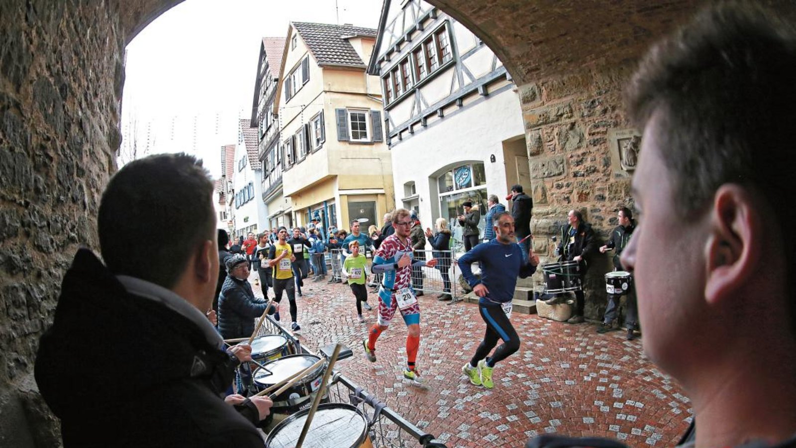 Gute Stimmung an der Strecke treibt den einen oder anderen Läufer zu Höchstleistungen, auch wenn der Spaß im Vordergrund steht. Foto: Küppers Gute Stimmung an der Strecke treibt den einen oder anderen Läufer zu Höchstleistungen, auch wenn der Spaß im Vordergrund steht. Foto: Küppers