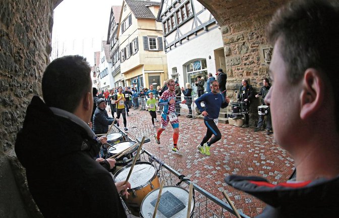 Gute Stimmung an der Strecke treibt den einen oder anderen Läufer zu Höchstleistungen, auch wenn der Spaß im Vordergrund steht. Foto: Küppers