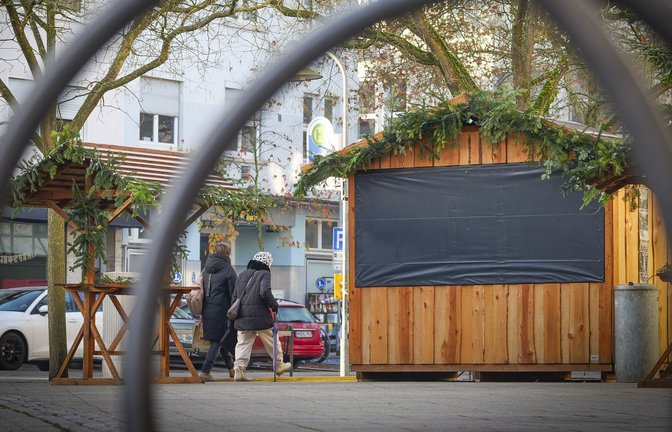 Die Grillhütte am Postplatz wird abends zu einem beliebten Treffpunkt – es sei denn, die AfD bewirtet.<span class='image-autor'>Foto: Simon Granville</span>