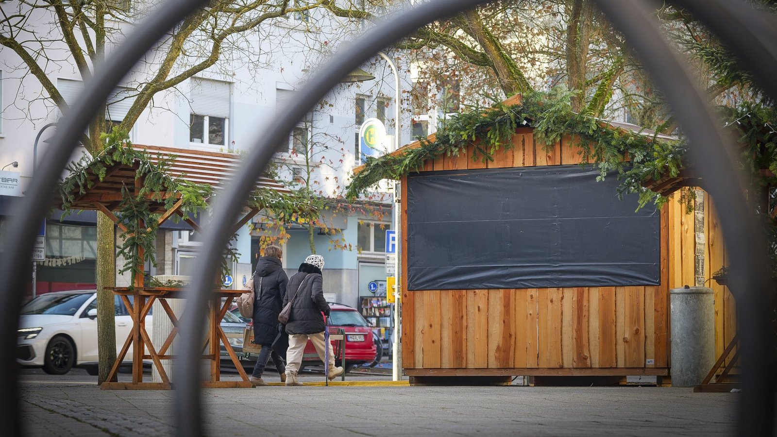 Die Grillhütte am Postplatz wird abends zu einem beliebten Treffpunkt – es sei denn, die AfD bewirtet.Foto: Simon Granville Die Grillhütte am Postplatz wird abends zu einem beliebten Treffpunkt – es sei denn, die AfD bewirtet.Foto: Simon Granville