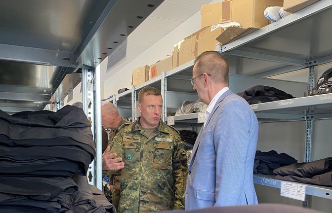 Es ist viel zu tun, bis hin zur Einkleidung von Soldaten: Brigadegeneral Christoph Huber in Litauen.<span class='image-autor'>Foto: dpa/Alexander Welscher</span>