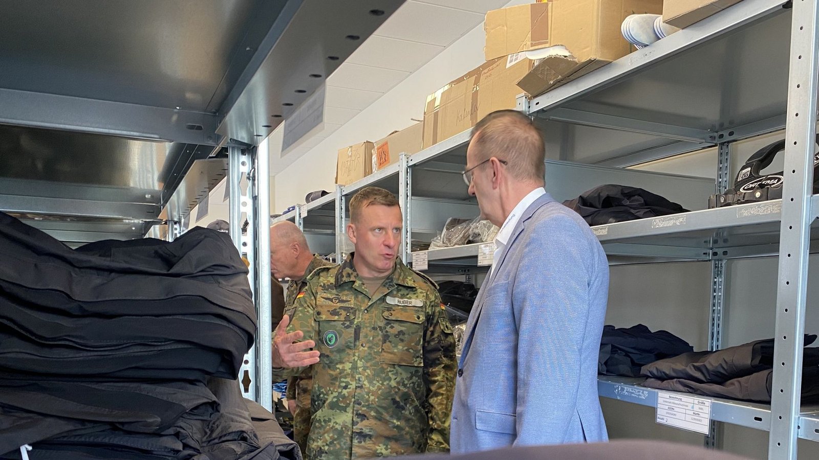 Es ist viel zu tun, bis hin zur Einkleidung von Soldaten: Brigadegeneral Christoph Huber in Litauen.Foto: dpa/Alexander Welscher