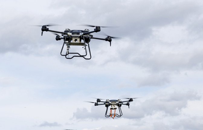 Drohnen am Himmel während des Besuchs des russischen Verteidigungsministers Schoigu auf dem Übungsgelände des Moskauer Militärbezirks. (Archivbild)<span class='image-autor'>Foto: dpa/Uncredited</span>