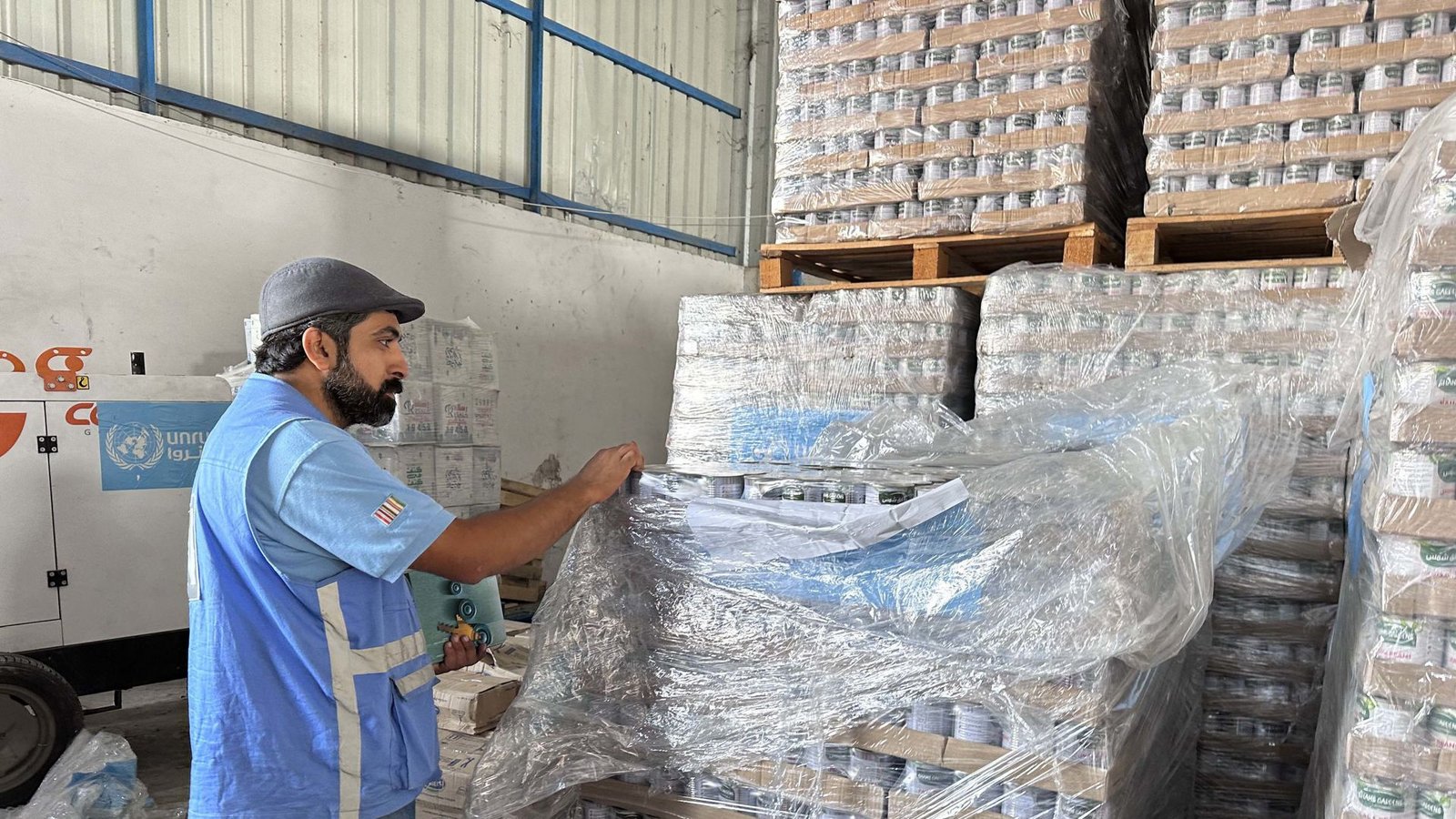 Ein Arbeiter des Hilfswerks der Vereinten Nationen für Palästinaflüchtlinge (UNRWA) verpackt medizinische Hilfsgüter und bereitet sie für die Verteilung an Schutzzentren vor.Foto: dpa/Suliman El-Fara Ein Arbeiter des Hilfswerks der Vereinten Nationen für Palästinaflüchtlinge (UNRWA) verpackt medizinische Hilfsgüter und bereitet sie für die Verteilung an Schutzzentren vor.Foto: dpa/Suliman El-Fara