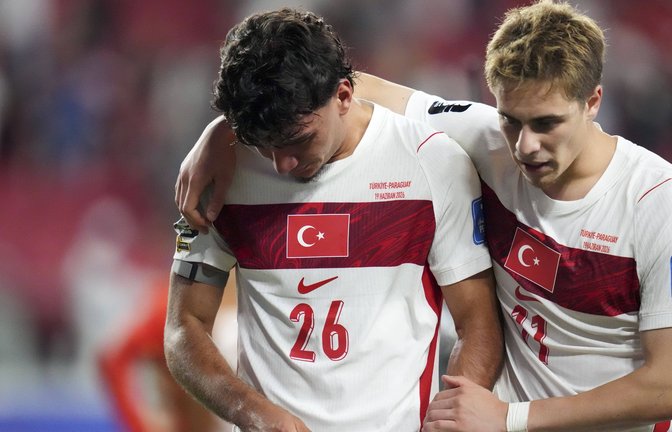Can Uzun (links) und Kenan Yildiz sind Beispiele für die hohe Qualität im Kader der Türkei – dennoch steht das WM-Aus bereits nach zwei Gruppenspielen fest.<span class='image-autor'>Foto: IMAGO/Xinhua/IMAGO/Sun Yuxuan</span>