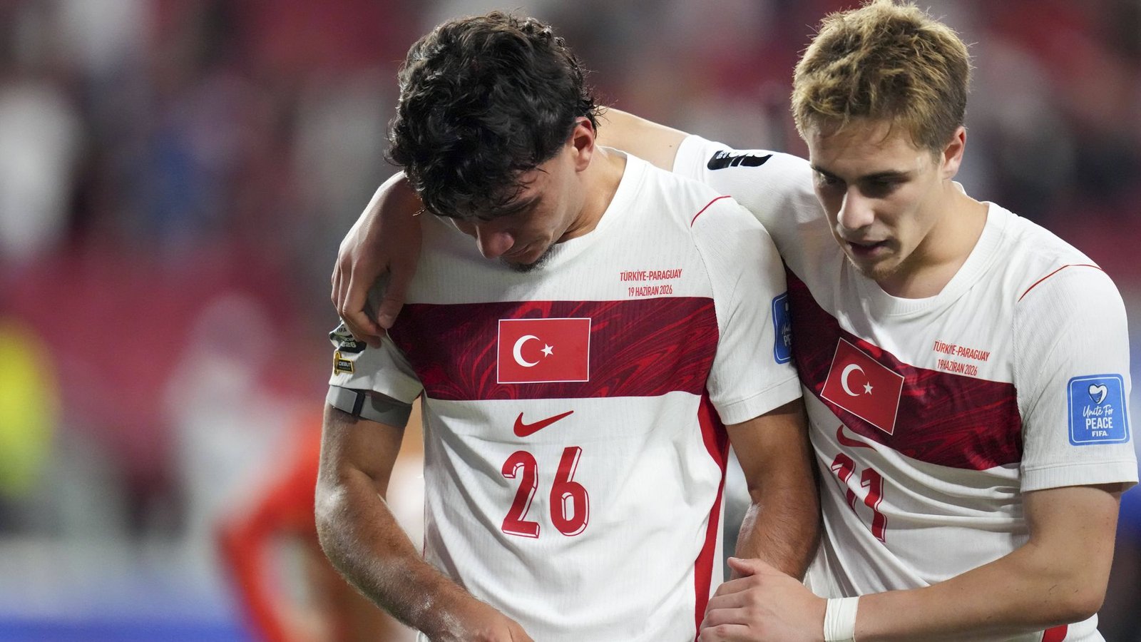 Can Uzun (links) und Kenan Yildiz sind Beispiele für die hohe Qualität im Kader der Türkei – dennoch steht das WM-Aus bereits nach zwei Gruppenspielen fest.Foto: IMAGO/Xinhua/IMAGO/Sun Yuxuan Can Uzun (links) und Kenan Yildiz sind Beispiele für die hohe Qualität im Kader der Türkei – dennoch steht das WM-Aus bereits nach zwei Gruppenspielen fest.Foto: IMAGO/Xinhua/IMAGO/Sun Yuxuan