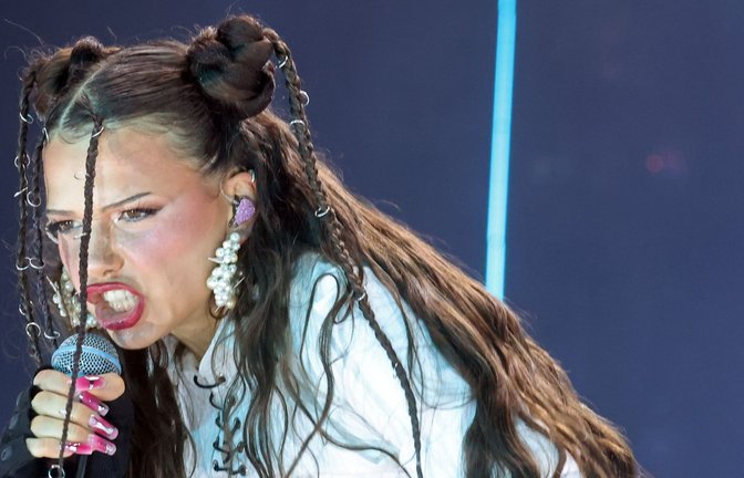 Nina Chuba (hier bei ihrem Tourauftakt in Erfurt). Wir hätten gerne Bilder von ihrem Auftritt in Stuttgart gezeigt, aber ihr Management wollte, das wir ihm die Fotos vor der Veröffentlichung vorlegen. Das haben wir abgelehnt.<span class='image-autor'>Foto: Bodo Schackow/dpa</span>