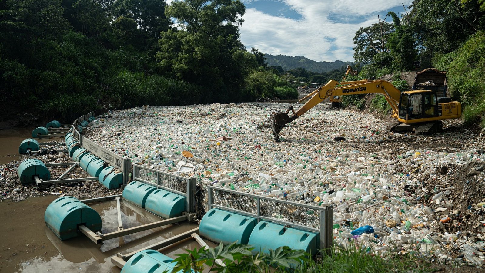 Die Organisation The Ocean Cleanup holt Müll aus dem Fluss Las Vacas in Guatemala.Foto: -/The Ocean Cleanup/dpa