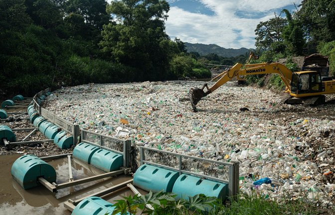 Die Organisation The Ocean Cleanup holt Müll aus dem Fluss Las Vacas in Guatemala.<span class='image-autor'>Foto: -/The Ocean Cleanup/dpa</span>