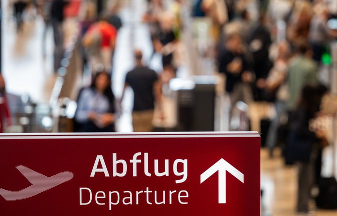 Der Schriftzug „Abflug Departure“ ist auf dem FLughafen „Willy Brandt“ Berlin Brandenburg (BER) im Terminal 1 zu sehen.<span class='image-autor'>Foto: Soeren Stache/dpa</span>