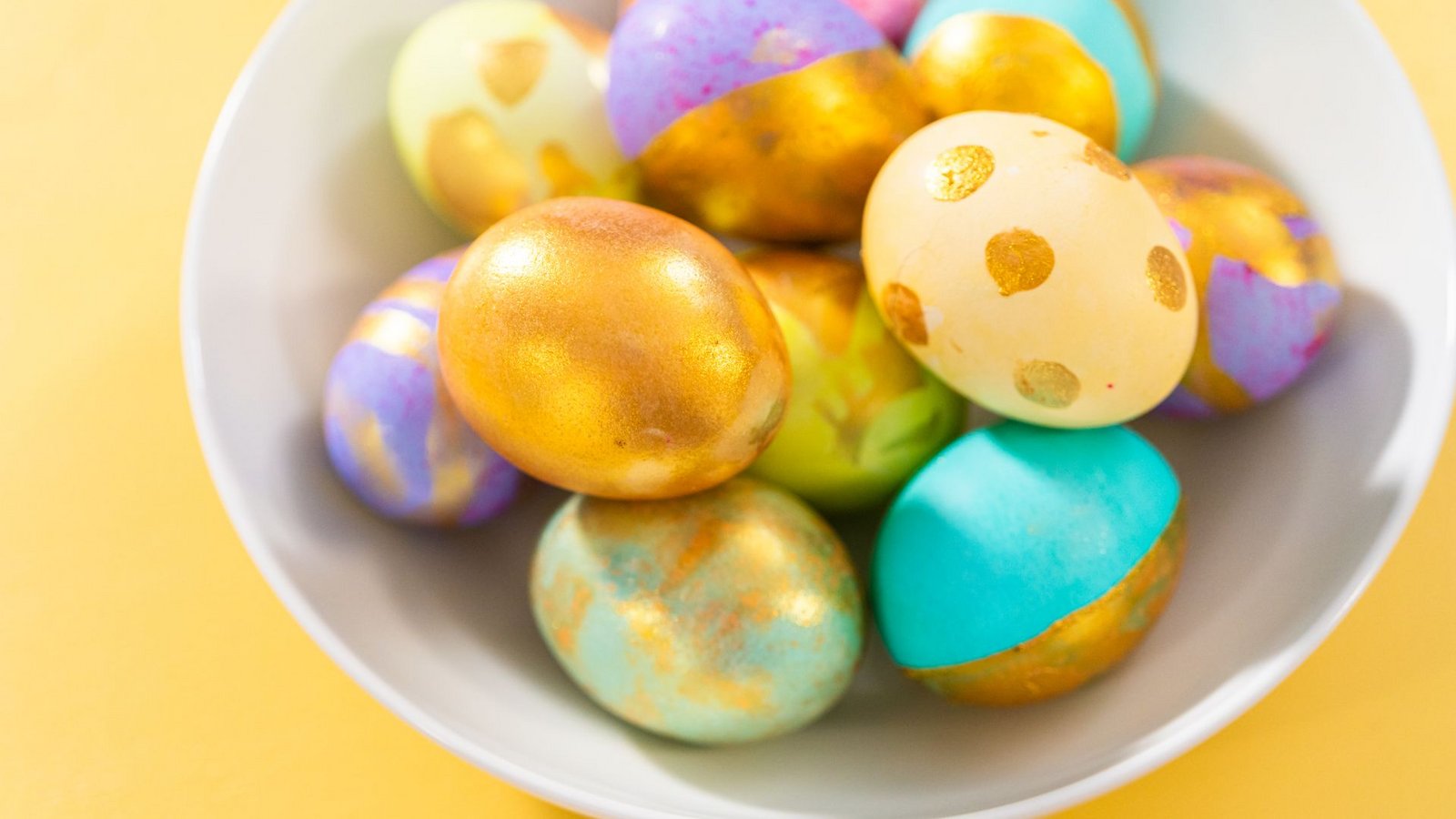 Gekochte Eier bunt verzieren gehört für viele zum Osterfest dazu.Foto: IMAGO/Pond5 Images/IMAGO/xarinahabichx