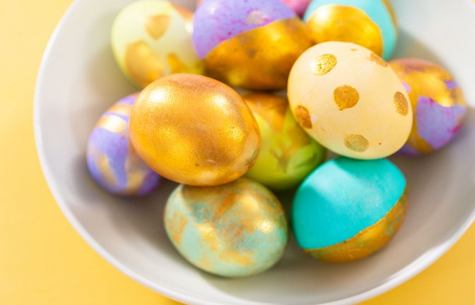 Gekochte Eier bunt verzieren gehört für viele zum Osterfest dazu.<span class='image-autor'>Foto: IMAGO/Pond5 Images/IMAGO/xarinahabichx</span>