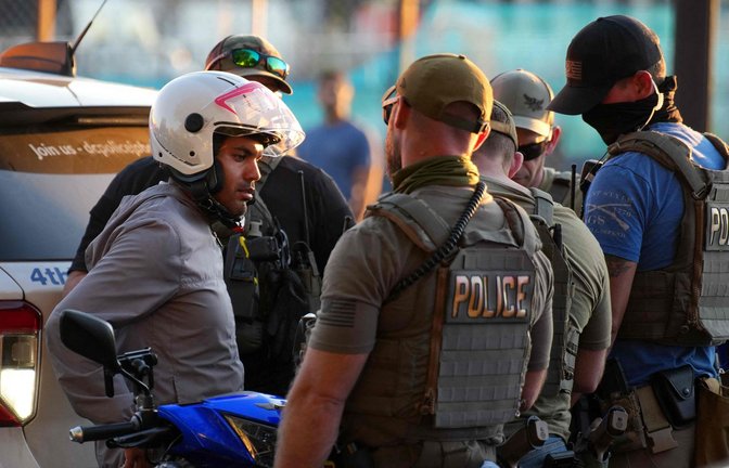 Homeland Security Beamte  überprüfen einen Mopedfahrer in Washington.<span class='image-autor'>Foto: Getty Images via AFP</span>