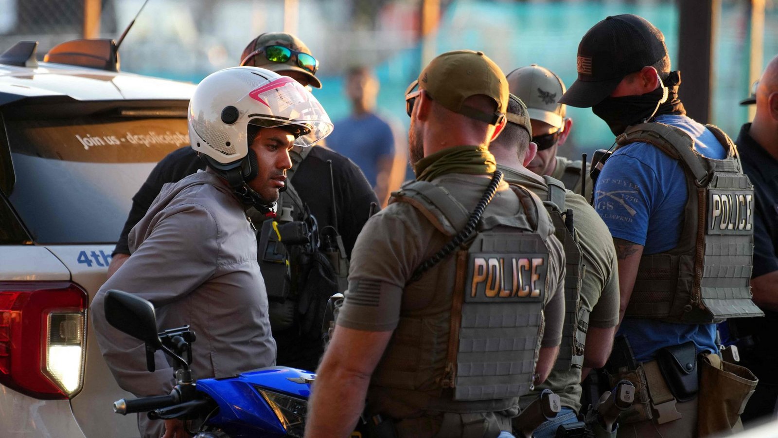 Homeland Security Beamte überprüfen einen Mopedfahrer in Washington.Foto: Getty Images via AFP Homeland Security Beamte überprüfen einen Mopedfahrer in Washington.Foto: Getty Images via AFP