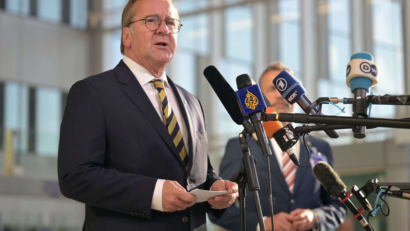 Die Marine verlegt derzeit zwei Schiffe in Richtung der Straße von Hormus - das gab Verteidigungsminister Pistorius bei einem Treffen mit seinen Nato-Kollegen in Brüssel bekannt.Foto: Malin Wunderlich/dpa Die Marine verlegt derzeit zwei Schiffe in Richtung der Straße von Hormus - das gab Verteidigungsminister Pistorius bei einem Treffen mit seinen Nato-Kollegen in Brüssel bekannt.Foto: Malin Wunderlich/dpa
