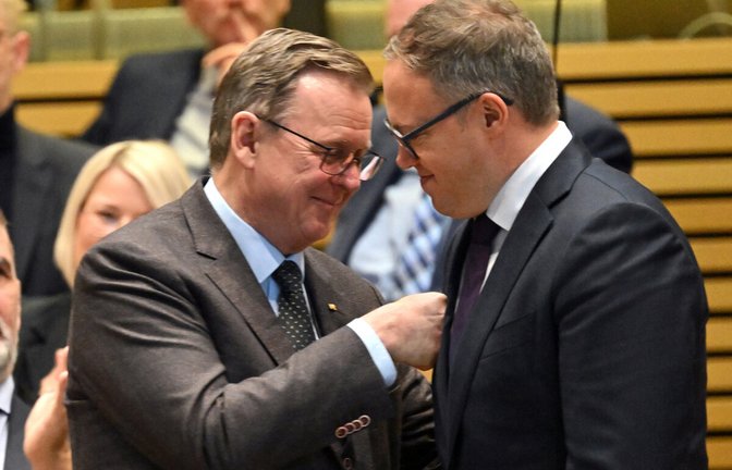 Der bisherige Ministerpräsident Bodo Ramelow von der Linken gratuliert dem CDU-Politiker Mario Voigt (r.) zu dessen Wahl. Der bisherige Ministerpräsident Bodo Ramelow von der Linken gratuliert dem CDU-Politiker Mario Voigt (r.) zu dessen Wahl.<span class='image-autor'>Foto: dpa/Martin Schutt</span>
