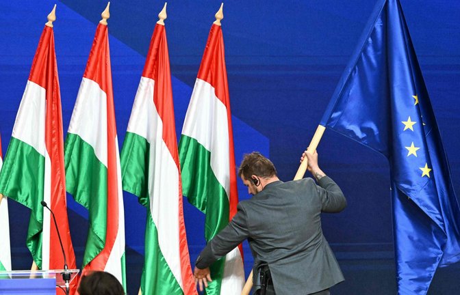Die Flagge der EU ist wieder gern gesehen in Ungarn – wie hier im Kongresszentrum von Budapest.<span class='image-autor'>Foto: AFP</span>