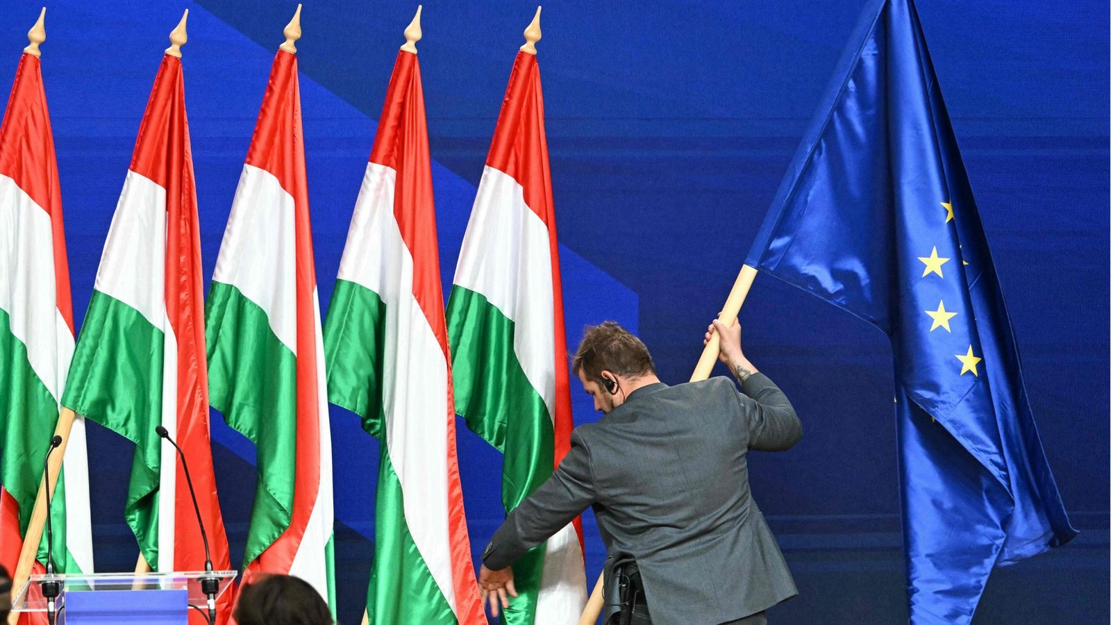 Die Flagge der EU ist wieder gern gesehen in Ungarn – wie hier im Kongresszentrum von Budapest.Foto: AFP Die Flagge der EU ist wieder gern gesehen in Ungarn – wie hier im Kongresszentrum von Budapest.Foto: AFP