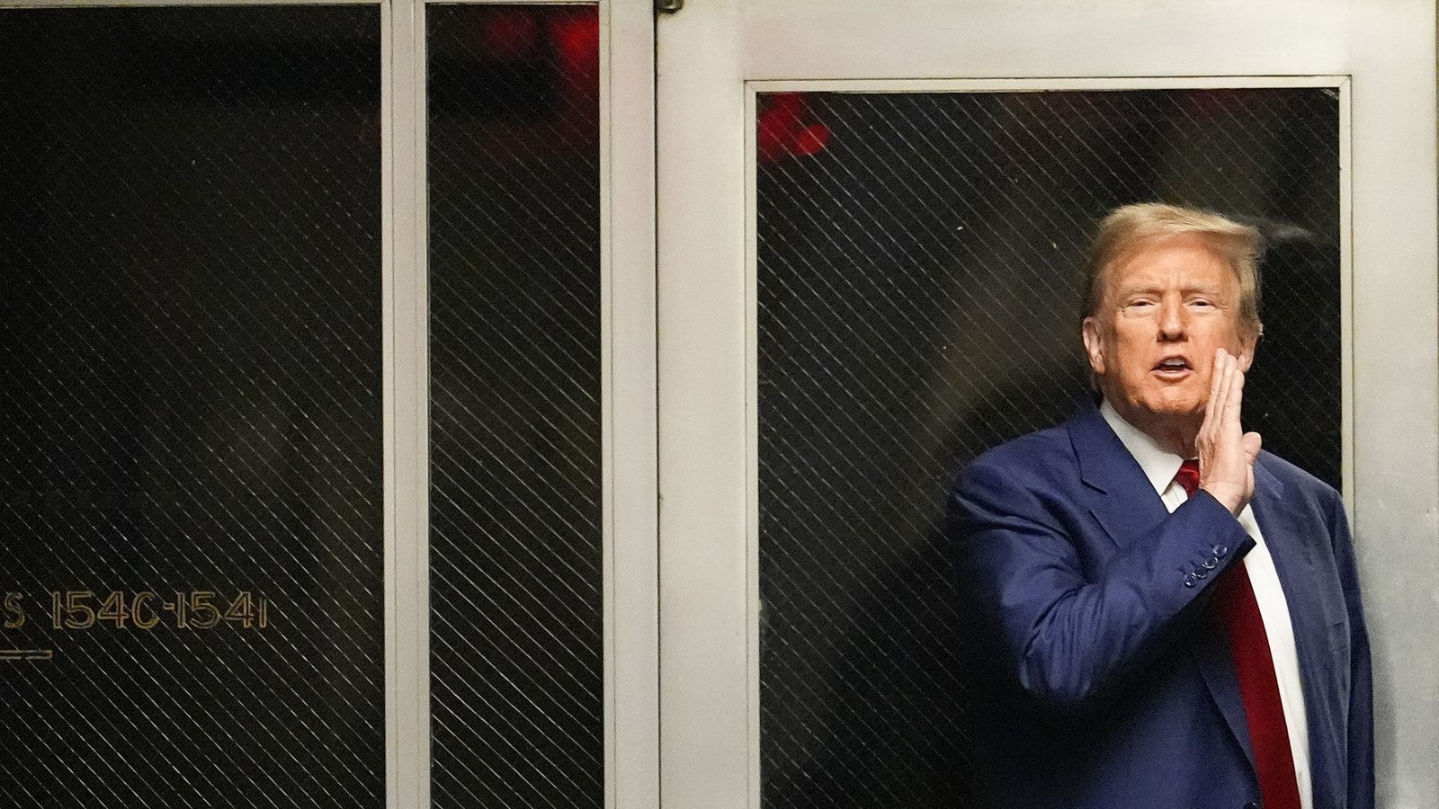 Donald Trump, ehemaliger Präsident der USA, spricht in einem Flur vor einem Gerichtssaal, in dem er einer Anhörung vor dem New Yorker Strafgericht beiwohnt.Foto: dpa/Mary Altaffer Donald Trump, ehemaliger Präsident der USA, spricht in einem Flur vor einem Gerichtssaal, in dem er einer Anhörung vor dem New Yorker Strafgericht beiwohnt.Foto: dpa/Mary Altaffer
