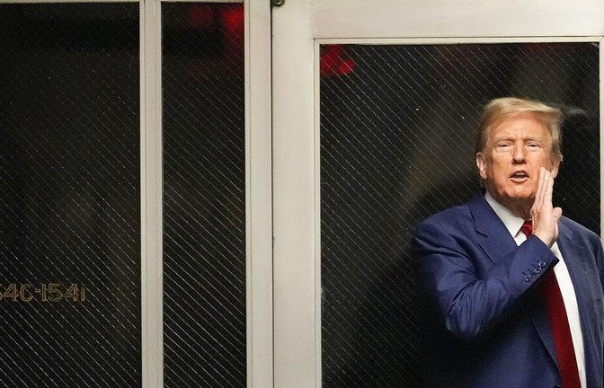 Donald Trump, ehemaliger Präsident der USA, spricht in einem Flur vor einem Gerichtssaal, in dem er einer Anhörung vor dem New Yorker Strafgericht beiwohnt.<span class='image-autor'>Foto: dpa/Mary Altaffer</span>