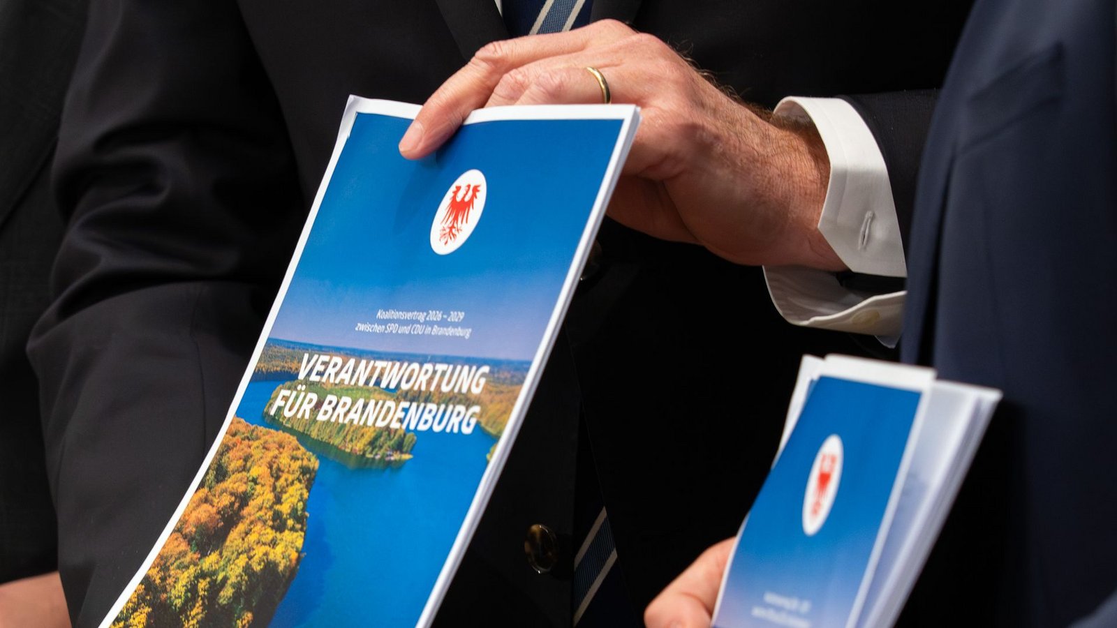 So sieht der neue Koalitionsvertrag von SPD und CDU aus.Foto: Soeren Stache/dpa So sieht der neue Koalitionsvertrag von SPD und CDU aus.Foto: Soeren Stache/dpa