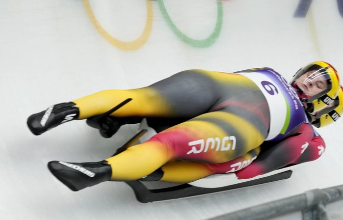 Ab aufs Podium: Dajana Eitberger und Magdalena Matschina.<span class='image-autor'>Foto: IMAGO/Imagn Images/IMAGO/Michael Madrid</span>