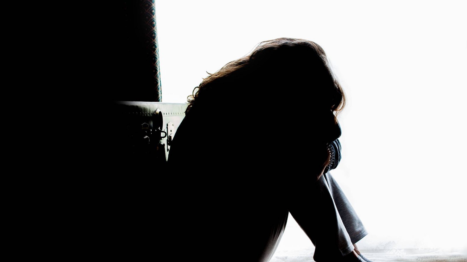 Vor allem während depressiver Episoden fühlen sich viele Menschen sehr einsam. Oft ziehen sie sich aber von anderen auch zurück.Foto: IMAGO/Zoonar/IMAGO/Zoonar.com/Smilla72! Vor allem während depressiver Episoden fühlen sich viele Menschen sehr einsam. Oft ziehen sie sich aber von anderen auch zurück.Foto: IMAGO/Zoonar/IMAGO/Zoonar.com/Smilla72!