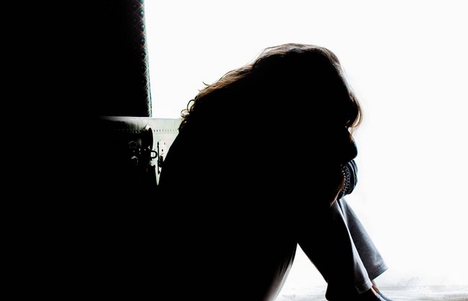 Vor allem während depressiver Episoden fühlen sich viele Menschen sehr einsam. Oft ziehen sie sich aber von anderen auch zurück.<span class='image-autor'>Foto: IMAGO/Zoonar/IMAGO/Zoonar.com/Smilla72!</span>