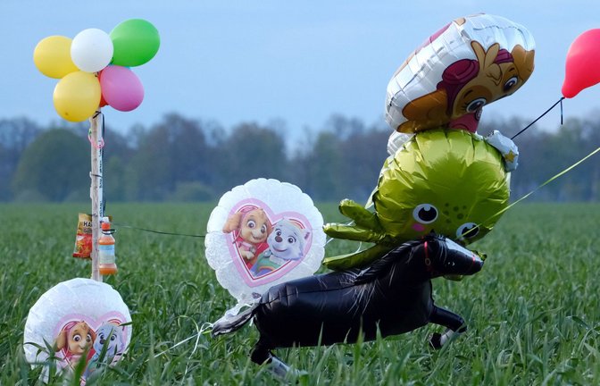 Die Polizei versucht mit Ballons und Süßigkeiten die Aufmerksamkeit des vermissten  Jungen zu gewinnen, der Autist ist.<span class='image-autor'>Foto: dpa/Markus Hibbeler</span>