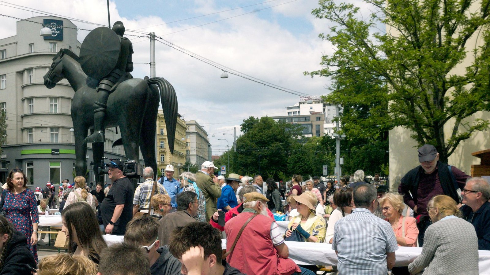 Mit einem Begegnungsfest an einem "langen Tisch", Volksmusik und Tanzaufführungen begann am Freitag in Brünn (Brno) der 76. Sudetendeutsche Tag. Am Sonntag folgte die Hauptkundgebung.Foto: Michael Heitmann/dpa