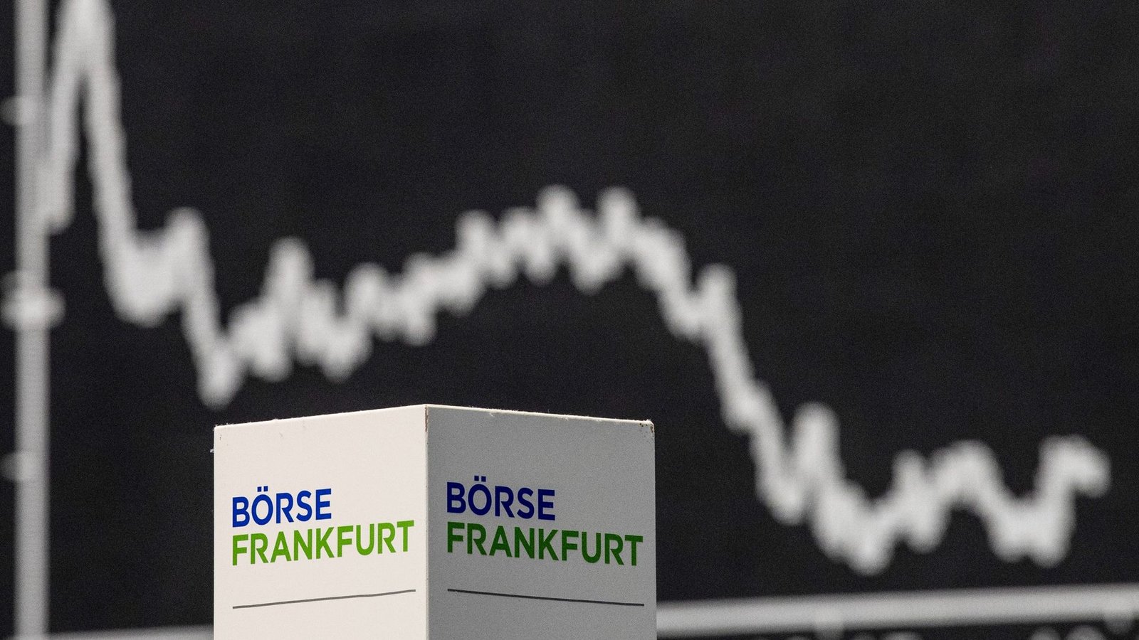 Eine DAX-Kurve im Handelssaal der Deutschen Börse in Frankfurt. Die Deutsche Börse verspricht ihren Aktionären weiteres Wachstum.Foto: Boris Roessler/dpa