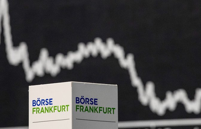 Eine DAX-Kurve im Handelssaal der Deutschen Börse in Frankfurt. Die Deutsche Börse verspricht ihren Aktionären weiteres Wachstum.<span class='image-autor'>Foto: Boris Roessler/dpa</span>