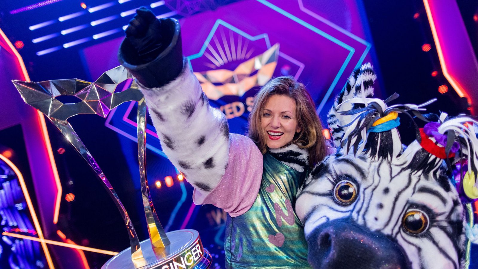 Ella Endlich heimste anschließend den Pokal als Zebra ein.Foto: dpa/Rolf Vennenbernd Ella Endlich heimste anschließend den Pokal als Zebra ein.Foto: dpa/Rolf Vennenbernd