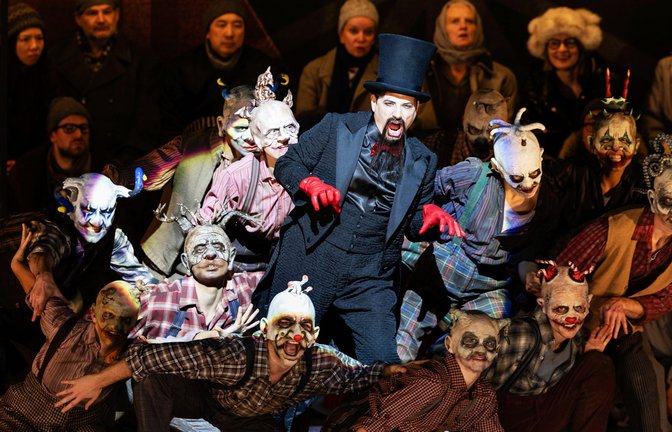 Der Teufel in der Mitte: Tansel Akzeybek als Zirkusdirektor mit Zylinder<span class='image-autor'>Foto: Bayerische Staatsoper/Geoffroy Schied</span>