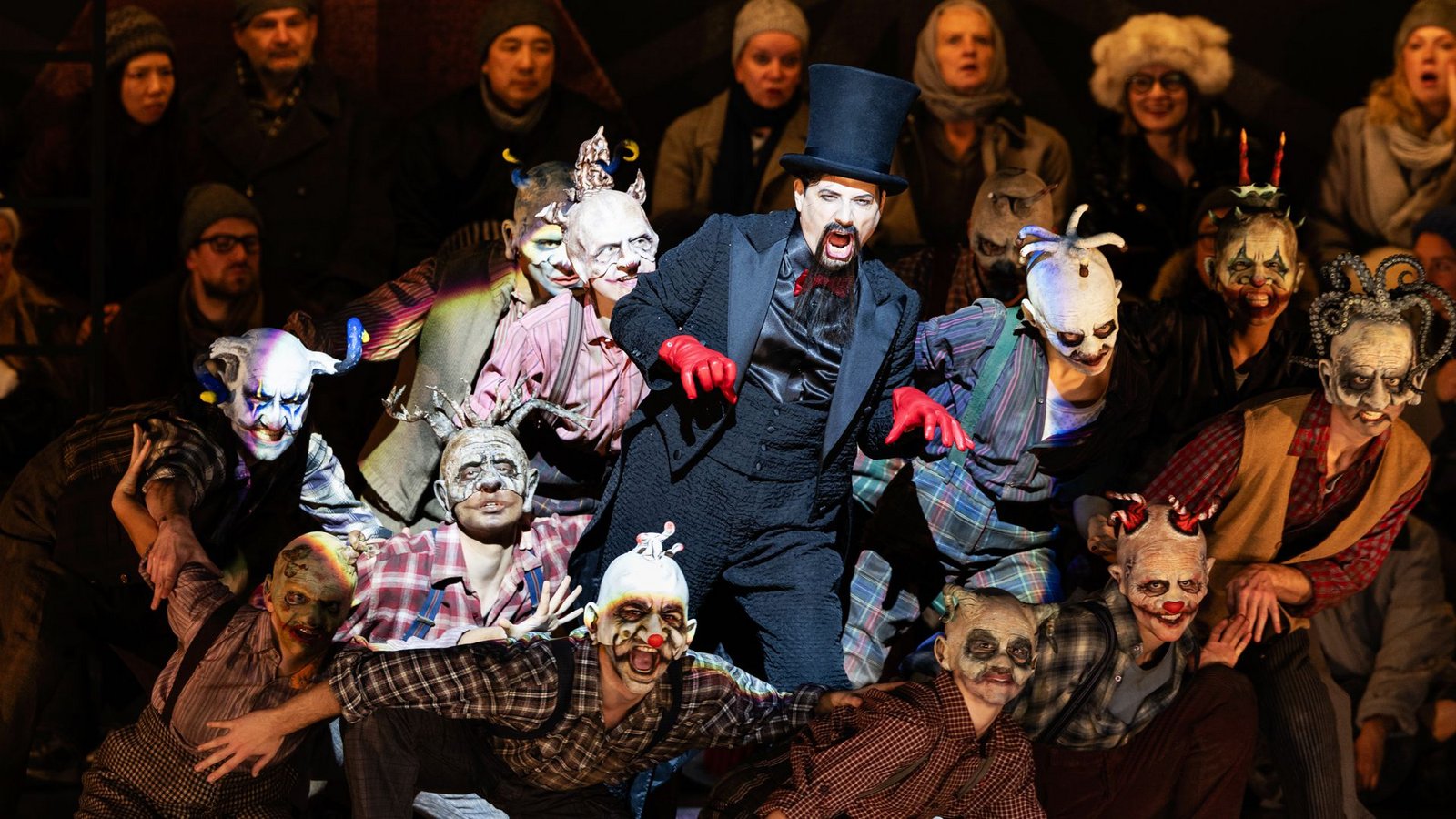 Der Teufel in der Mitte: Tansel Akzeybek als Zirkusdirektor mit ZylinderFoto: Bayerische Staatsoper/Geoffroy Schied Der Teufel in der Mitte: Tansel Akzeybek als Zirkusdirektor mit ZylinderFoto: Bayerische Staatsoper/Geoffroy Schied