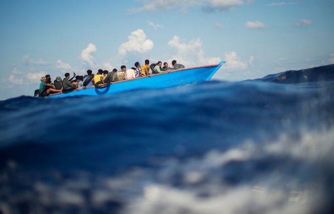 Ein Teil der Reform des neuen Gemeinsamen Europäischen Asylsystems (GEAS) sind beschleunigte Asylverfahren für bestimmte Gruppen an den EU-Außengrenzen. (Symbolbild)<span class='image-autor'>Foto: Francisco Seco/AP/dpa</span>