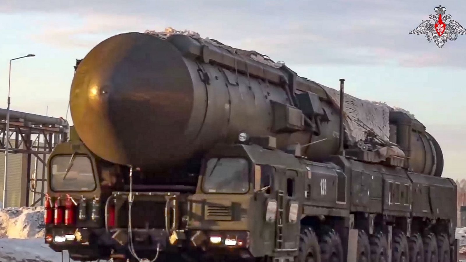 Die 21 bis 23 Meter lange Rakete kann drei bis vier Mehrfach-Nukleargefechtsköpfe mit je 100–300 Kilotonnen (kt) TNT tragen (zur Info: TNT ist eine Maßeinheit für die bei einer Explosion frei werdende Energie).Foto: Uncredited/Russian Defense Ministry Press Service/AP/dpa Die 21 bis 23 Meter lange Rakete kann drei bis vier Mehrfach-Nukleargefechtsköpfe mit je 100–300 Kilotonnen (kt) TNT tragen (zur Info: TNT ist eine Maßeinheit für die bei einer Explosion frei werdende Energie).Foto: Uncredited/Russian Defense Ministry Press Service/AP/dpa
