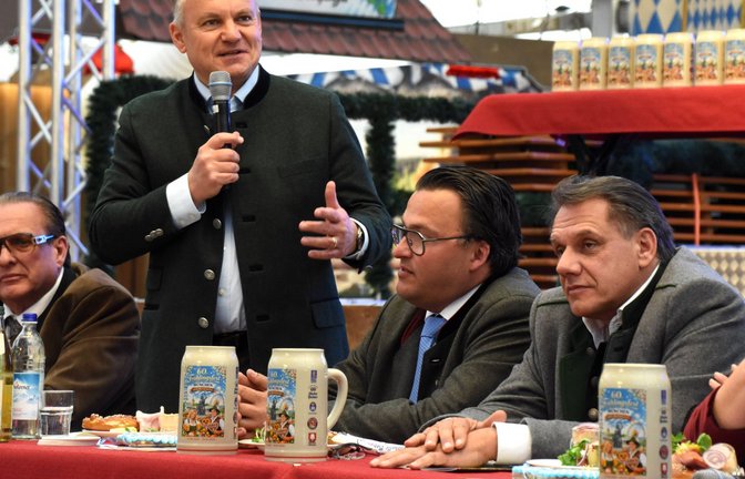 Bei der Eröffnung trinken auch der Kommunalreferent Christian Scharpf (stehend) und die anderen Ehrengäste tapfer aus den Krügen mit Schreibfehler.<span class='image-autor'>Foto: IMAGO/Lindenthaler</span>