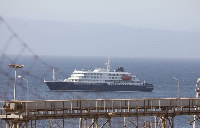 MV Hondius vor dem Hafen von Praia (Kap Verde).<span class='image-autor'>Foto: IMAGO/Xinhua</span>
