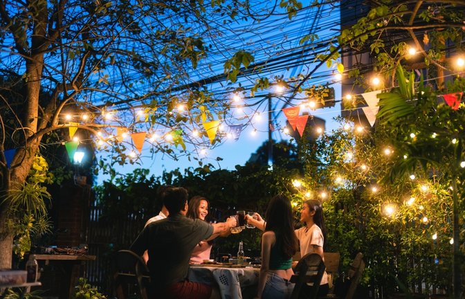 Hier zeigen wir Ihnen 100 Ideen, was man abends machen kann. (Alleine, mit Freunden oder Kindern - mit & ohne Geld - drinnen & draußen)<span class='image-autor'>Foto: Torwaistudio / Shutterstock.com</span>