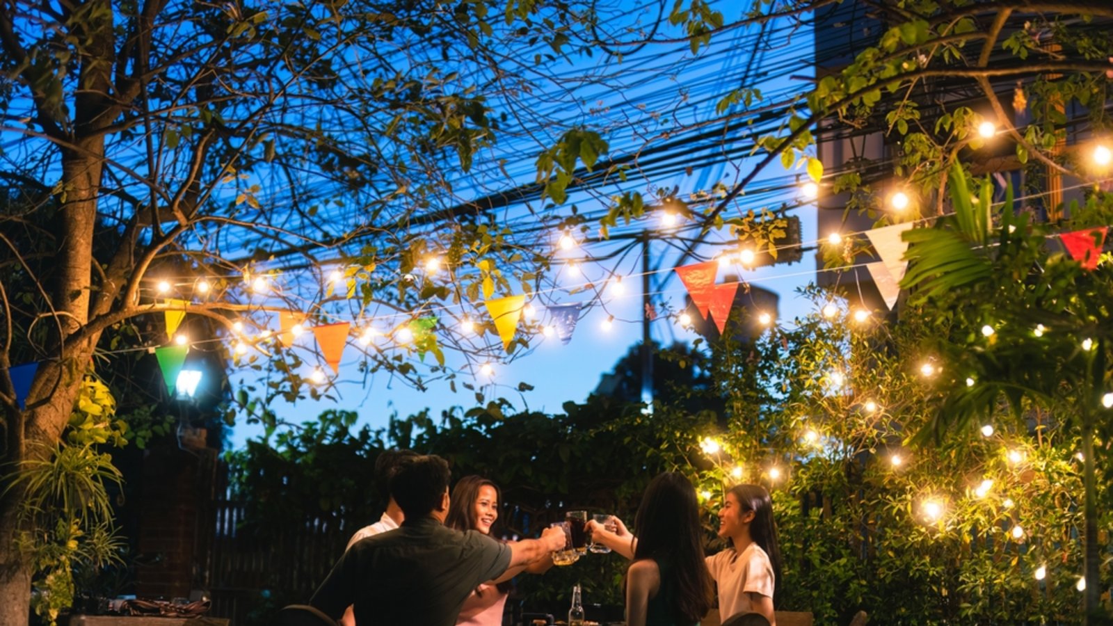Hier zeigen wir Ihnen 100 Ideen, was man abends machen kann. (Alleine, mit Freunden oder Kindern - mit & ohne Geld - drinnen & draußen)Foto: Torwaistudio / Shutterstock.com Hier zeigen wir Ihnen 100 Ideen, was man abends machen kann. (Alleine, mit Freunden oder Kindern - mit & ohne Geld - drinnen & draußen)Foto: Torwaistudio / Shutterstock.com