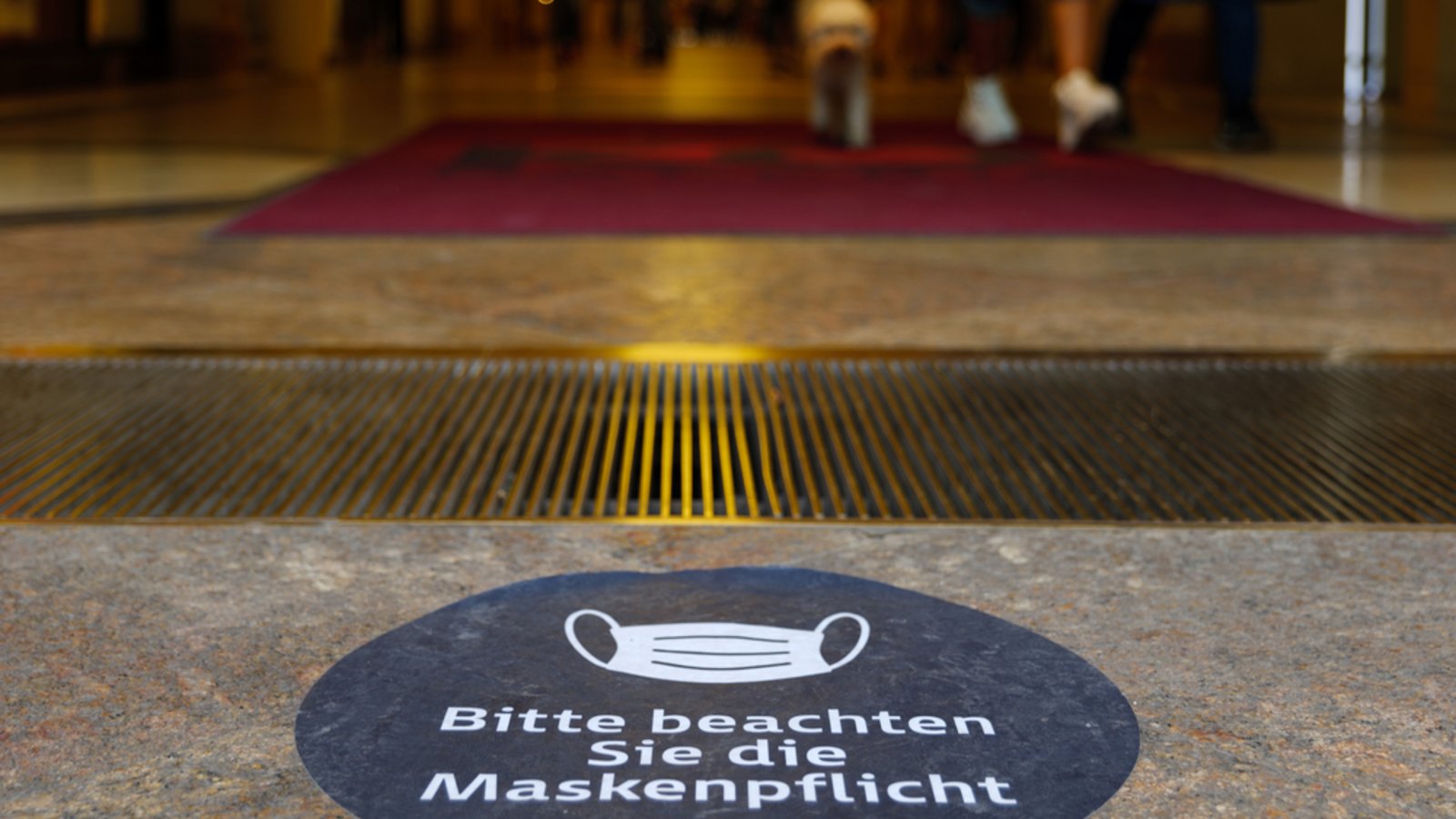 Nicht überall ist die Maskenpflicht weggefallen.Foto: Peeradontax / shutterstock.com