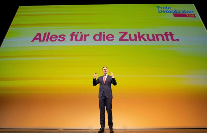Christian Linder teilt auf dem Dreikönigstreffen in Stuttgart gegen den Koalitionspartner aus.<span class='image-autor'>Foto: AFP/THOMAS KIENZLE</span>