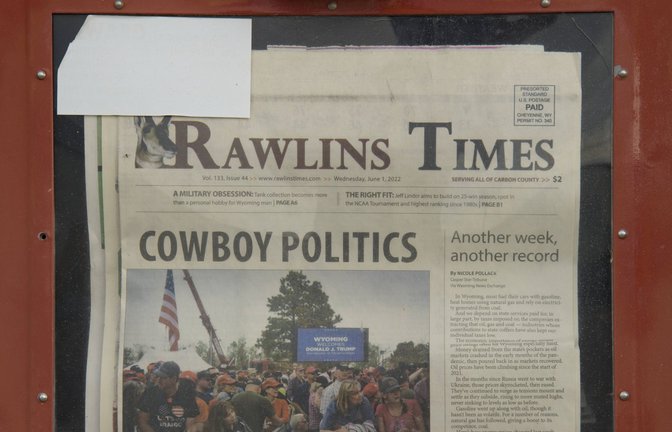 Eine Zeitung aus Wyoming in einem Verkaufsautomaten.<span class='image-autor'>Foto: imago/Christian Heeb</span>