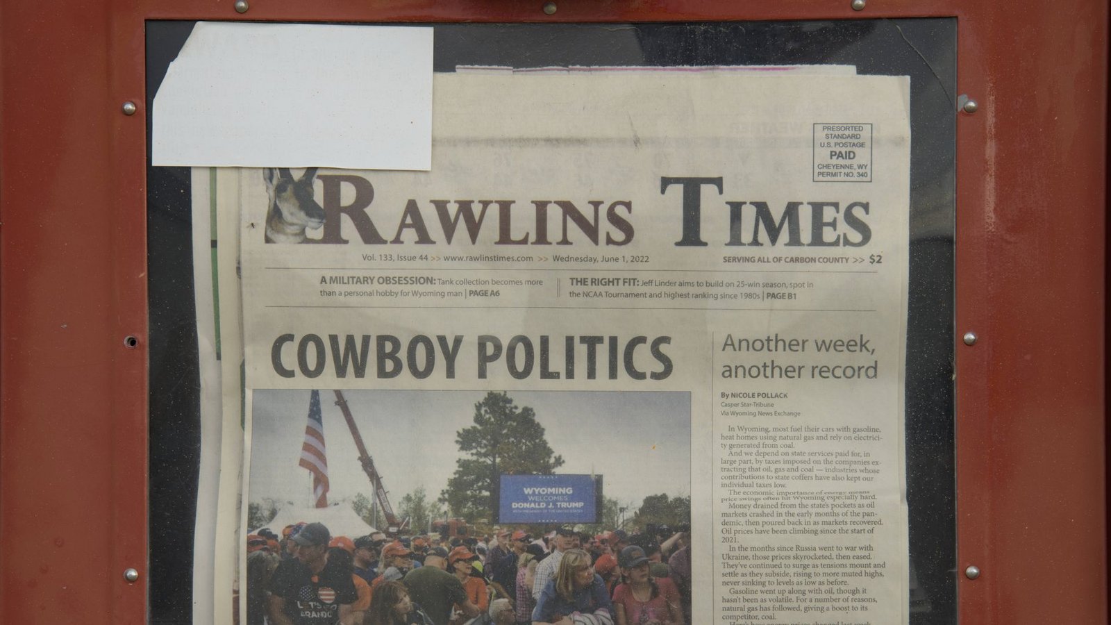 Eine Zeitung aus Wyoming in einem Verkaufsautomaten.Foto: imago/Christian Heeb Eine Zeitung aus Wyoming in einem Verkaufsautomaten.Foto: imago/Christian Heeb