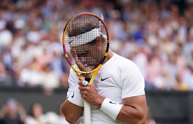 Sichtlich mitgenommen von seiner Muskelverletzung im Bauchbereich: Rafael Nadal reagiert während des Spiels gegen Taylor Fritz.<span class='image-autor'>Foto: Adam Davy/PA Wire/dpa</span>