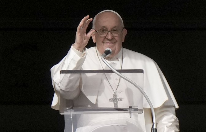 Wie viel Gehör in Deutschland? – Papst Franziskus grüßt die Gläubigen  nach dem Angelus-Gebets am Neujahrstag.<span class='image-autor'>Foto: dpa/Andrew Medichini</span>