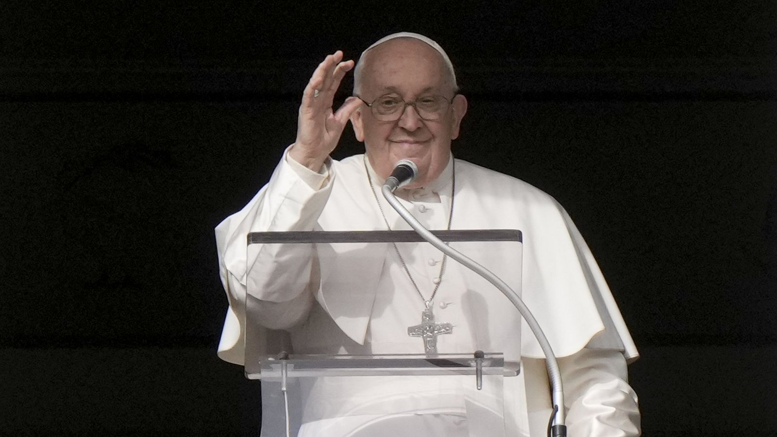 Wie viel Gehör in Deutschland? – Papst Franziskus grüßt die Gläubigen nach dem Angelus-Gebets am Neujahrstag.Foto: dpa/Andrew Medichini Wie viel Gehör in Deutschland? – Papst Franziskus grüßt die Gläubigen nach dem Angelus-Gebets am Neujahrstag.Foto: dpa/Andrew Medichini