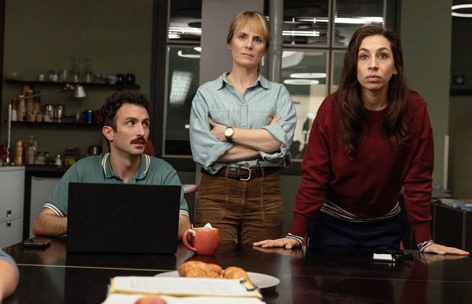 Stehen vor einem Rätsel (von li.): Computerexperte  Noah Löwenherz (Aaron Arens), Kommissarin Isabelle Grandjean (Anna Pieri Zuercher, hinten) und Kollegin Tessa Ott (Carol Schuler).<span class='image-autor'>Foto: ARD Degeto Film/SRF//
Sava Hlavace</span>